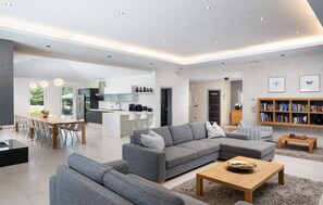 Fernseher, Kamin, DVD-Player, Tischfußball