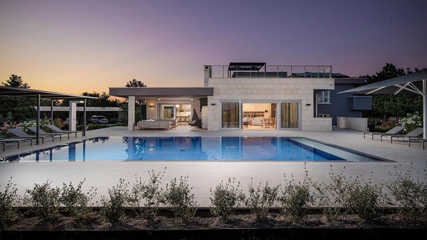 A modern house with a swimming pool, a covered patio, and a dining area. - Luxurious home in Svetvincenat (Svetvincenat)