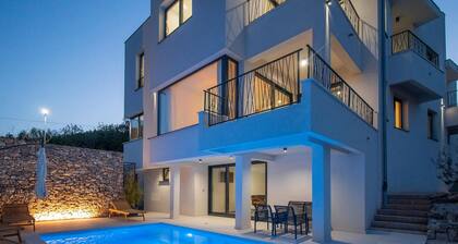 BEAUTIFUL APARTMENT WITH POOL
