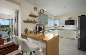 Refrigerador, horno, parrilla de estufa y lavavajillas 