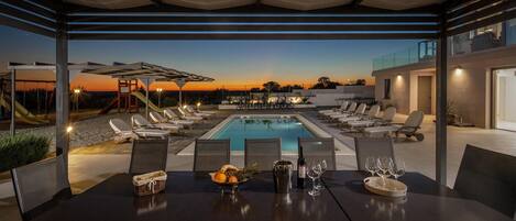 Een verwarmd zwembad