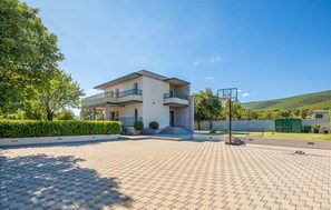 Exterior - Gorgeous home in Sicane (Sicane)