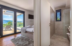 5 bedrooms, travel cot, free WiFi, bed sheets - Pet friendly home in Krk (Krk)