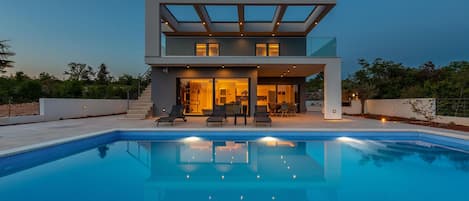 Et oppvarmet basseng