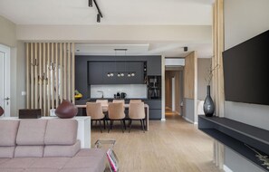 Fernseher, DVD-Player, Tischfußball