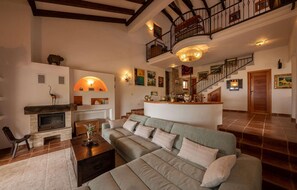 Fernseher, Kamin, Tischtennisplatte, Stereoanlage