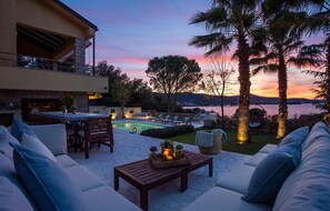 Outdoor dining - Stunning home in Pasman with private swimming pool, can be inside or outside (Pasman)