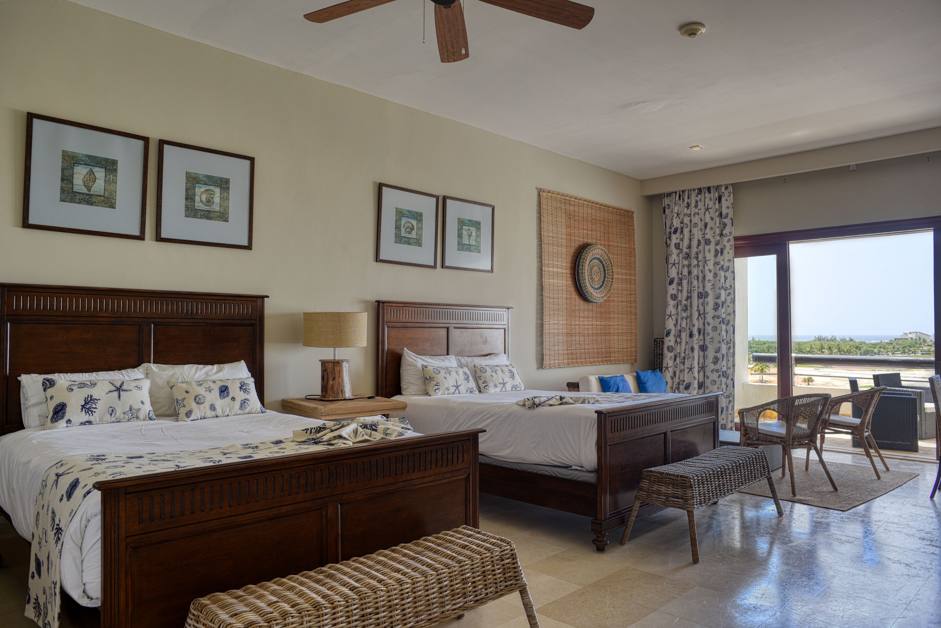 1 camera, una cassaforte in camera, una scrivania, ferro/asse da stiro