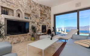 TV, fireplace