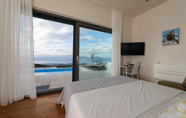 3 bedrooms, travel cot, free WiFi, bed sheets