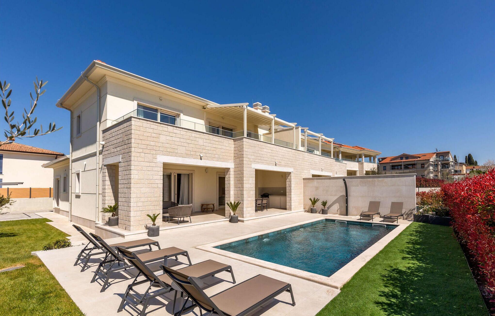 Lämmitetty uima-allas