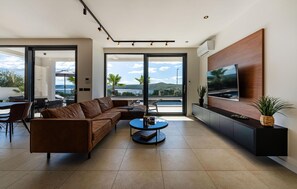 Fernseher, Tischfußball, Stereoanlage