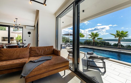 Beautiful home in Posedarje with WiFi