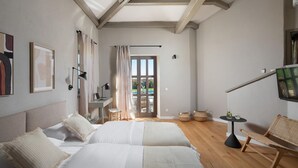 A bedroom with two beds, a desk, a chair, and a balcony. - Amazing home in Sv. Lovrec (Sv. Lovrec)
