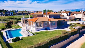 Zona residencial con casas, piscina y parque infantil.