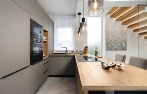 Frigorifero, forno, piano cottura, lavastoviglie