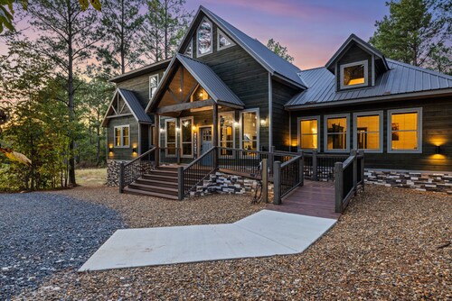 HotTub/GameRm/Deck Kitchen/Playset/Dog OK