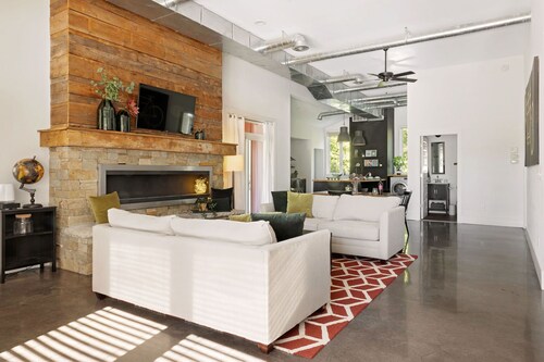 Cozy and Modern Augusta Hideaway Near Wineries and Katy Trail