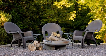 Cozy and Modern Augusta Hideaway Near Wineries and Katy Trail