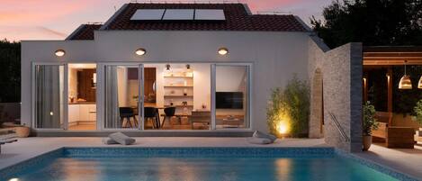 Lämmitetty uima-allas