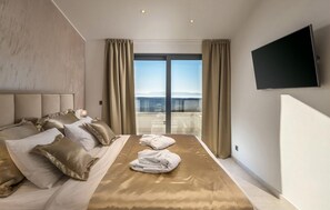 4 bedrooms, travel cot, free WiFi, bed sheets - Pet friendly home in Smrika with WiFi (Smrika)