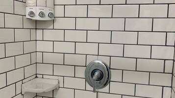 Secador de cabelo, toalhas de banho, sabonete, papel higiênico