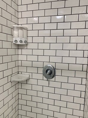 Secador de pelo, toallas, jabón, papel higiénico