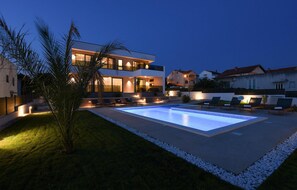 Een verwarmd zwembad