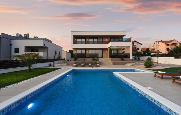 Een verwarmd zwembad