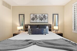 2 bedrooms, desk, iron/ironing board, WiFi - Peaceful Kierland 2BR Condo | Pool, Spa | Free Parking | Golf Access | Gym Walk to Shops & Dining (Scottsdale)