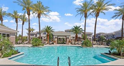 Desert Gem Resort Style Condo in Kierland Greens. Walk to Golf, Shop and Restaurants in Kierland