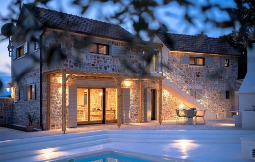 Nice home in Stari Grad with WiFi