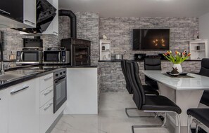 Frigorifero, microonde, forno, piano cottura