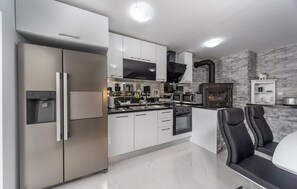 Frigorifero, microonde, forno, piano cottura