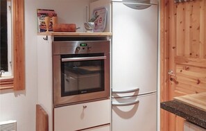 Fridge, stovetop, dishwasher