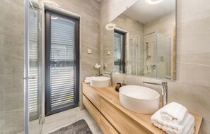 Baignoire, sèche-cheveux