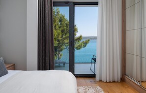 4 bedrooms, travel crib, free WiFi, bed sheets
