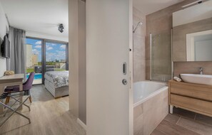 4 bedrooms, travel cot, free WiFi, bed sheets - 4 bedroom gorgeous home in Brtonigla (Brtonigla)