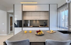 Réfrigérateur, four à micro-ondes, un four, surface de cuisson
