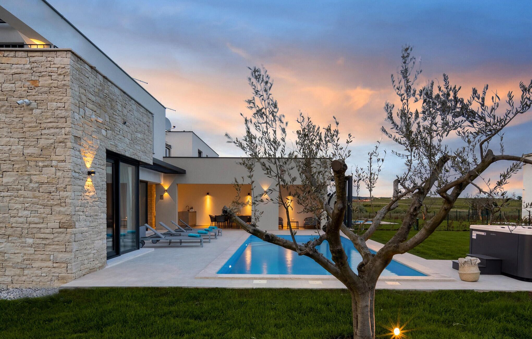 Een verwarmd zwembad