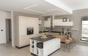 Frigorifero, forno, piano cottura, lavastoviglie