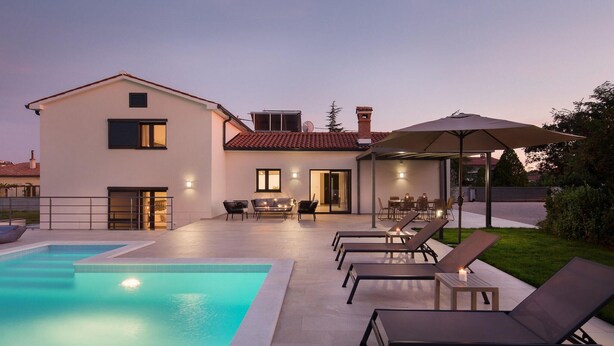 A modern house with a swimming pool, outdoor seating, and a covered patio area. - Awesome home in Vinez (Vinez)