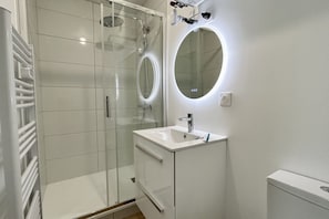Douche, sĂšche-cheveux, serviettes fournies