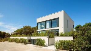 Un bâtiment moderne à deux étages, doté de grandes fenêtres et d’un toit plat.