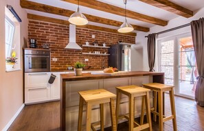 Frigorifero, forno, piano cottura, lavastoviglie