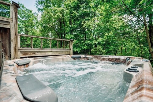 4 Seasons Wisp - Ski In/Ski Out Townhome with Lake Access, Hot Tub 