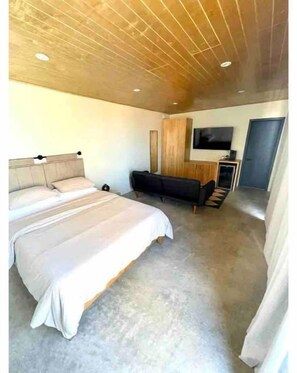 1 bedroom, in-room safe, free WiFi, bed sheets