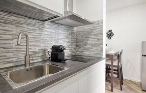 Kühlschrank, Mikrowelle, Wasserkocher mit Kaffee-/Teezubehör