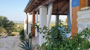 A covered outdoor area with stone columns, a sign reading "KUČA ZA ODMOŘ", and a view of the countryside. - Villa Mariva (Carro d'oro) (Vrana)