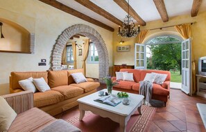 Fernseher, Kamin, DVD-Player, Stereoanlage